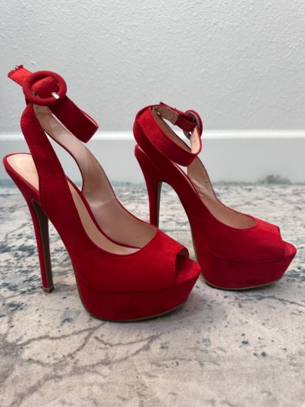 Red heels - Picture 3 of 5